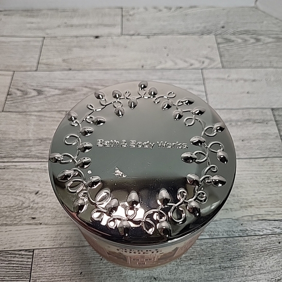 Bath & Body Works 3 Wick Candle Merry Cookie NEW Natural Essential Oils - Picture 3 of 7